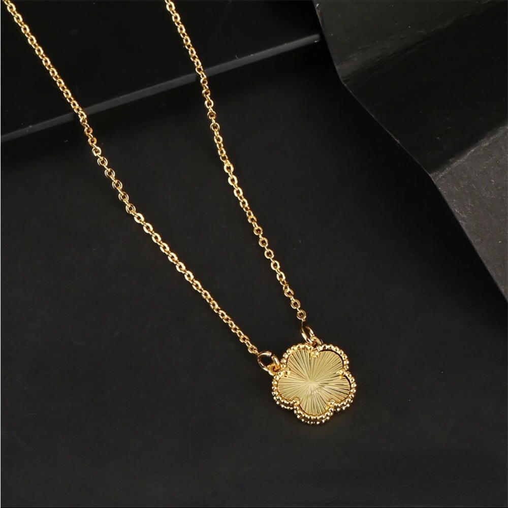 5 point Gold Flower Pendant necklace